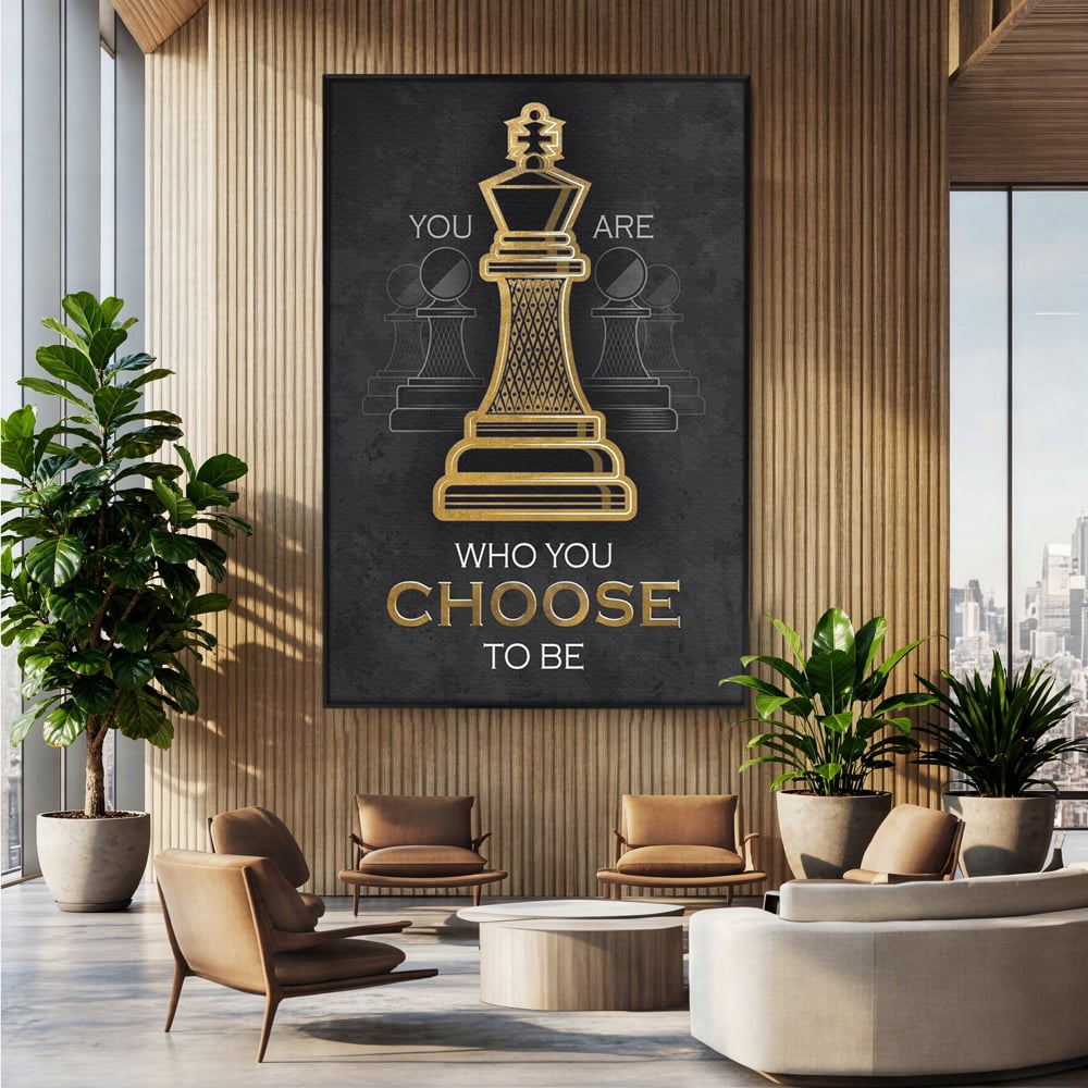 Tablou canvas cu tablou canvas cu rege de sah, in rama de aluminiu negru, pe perete intr-un birou